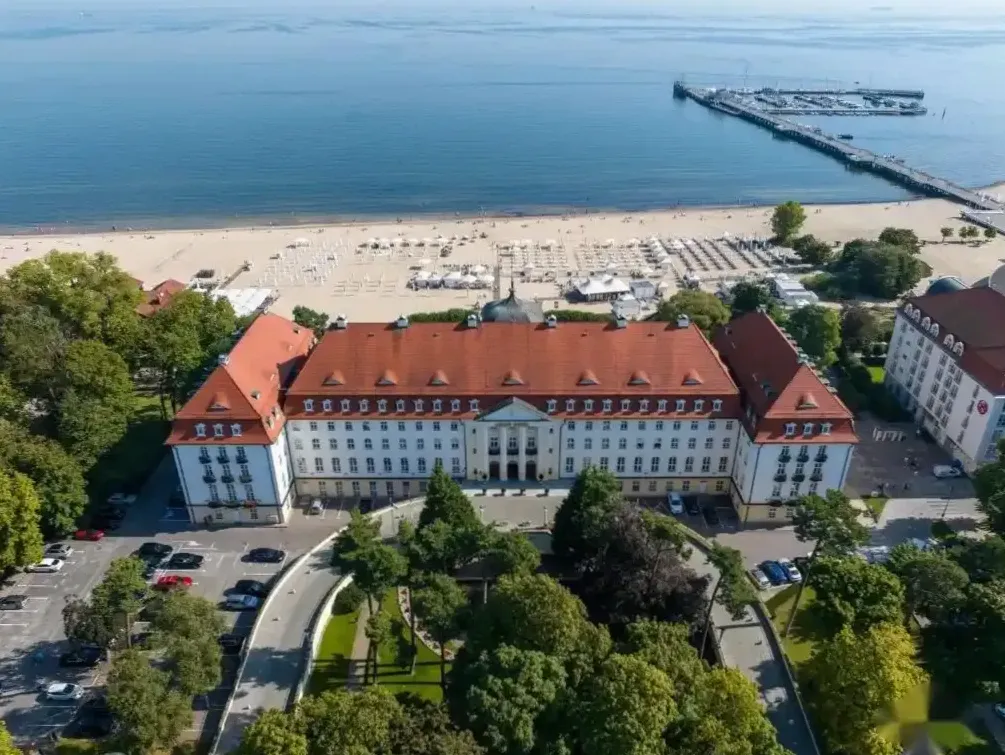 Prywatny stół do pokera w salonie